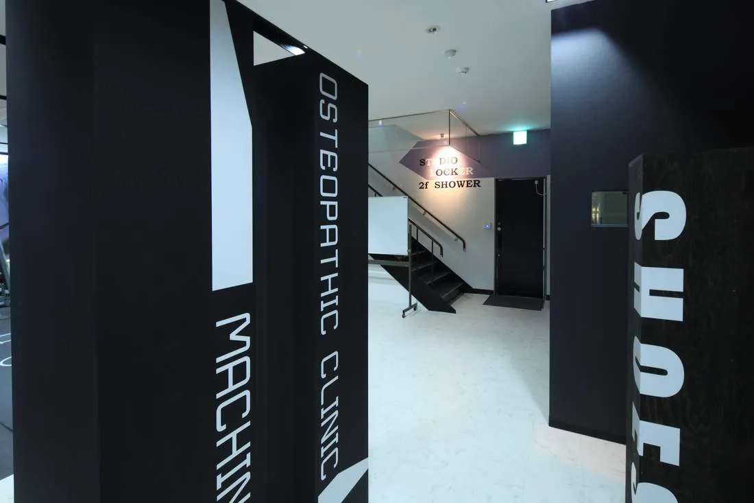 エントランス — OSTEOPATHIC CLINIC と MACHINE への分岐