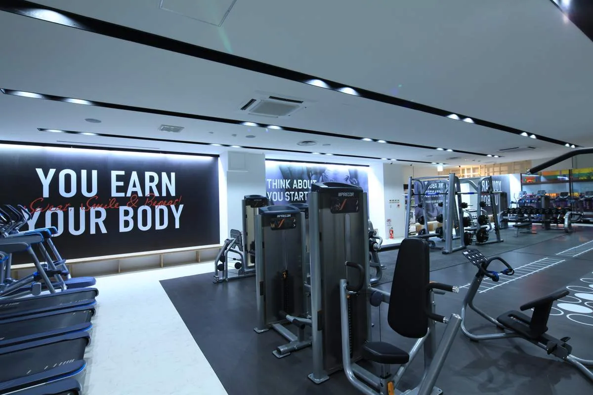 YOU EARN YOUR BODY の壁面コピー