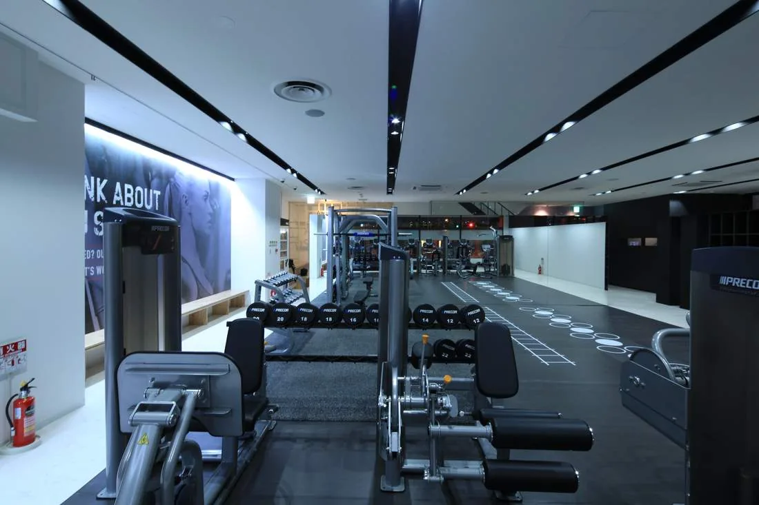 マシンエリア — PRECOR 機材と壁面グラフィック